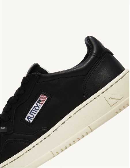 Sneakers Medalist Low Noir Autry Homme zoom sur le logo | Toulouse Soulery