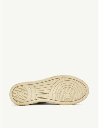 Sneakers Medalist Low Blanc et Mount Autry Homme présentées de dessous | Toulouse Soulery Sneakers Medalist Low Blanc et Mount Autry Homme présentées de dessous | Toulouse Soulery