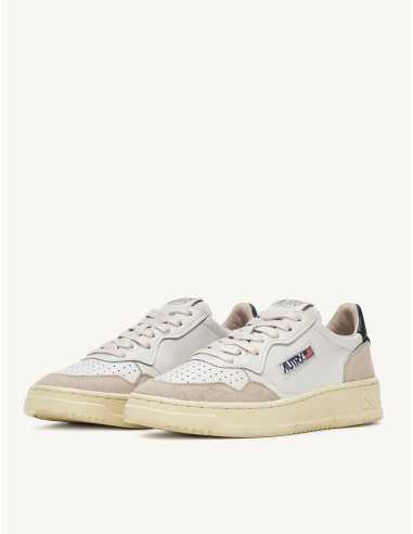 Sneakers Medalist Low Blanc et Mount Autry Homme présentées de de face | Toulouse Soulery Sneakers Medalist Low Blanc et Mount Autry Homme présentées de de face | Toulouse Soulery