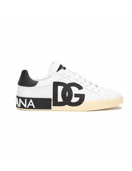 Sneakers Portofino en Cuir de Veau Nappa à Logo DG Imprimé Blanches Homme Dolce & Gabbana présenté de côté | Soulery Toulouse