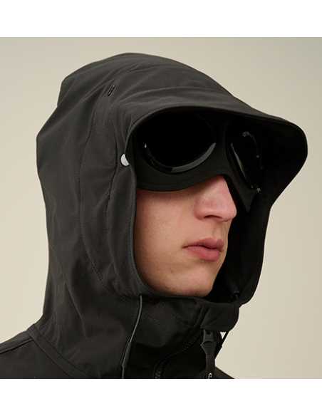 Veste Shell-R À Capuche Goggle Noire C.P Company Homme présentée portée de face zoom sur la capuche | Toulouse Soulery