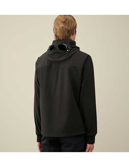 Veste Shell-R À Capuche Goggle Noire C.P Company Homme présentée portée de dos | Toulouse Soulery