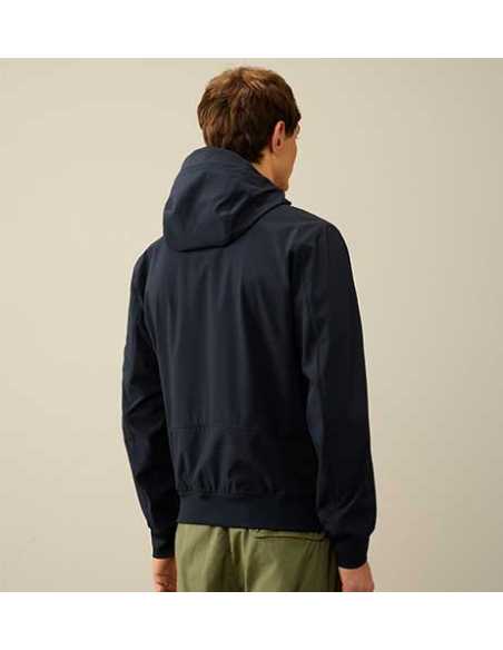 Veste Shell-R Capsule À Capuche Bleu Nuit C.P Company Homme présentée portée de dos | Toulouse Soulery