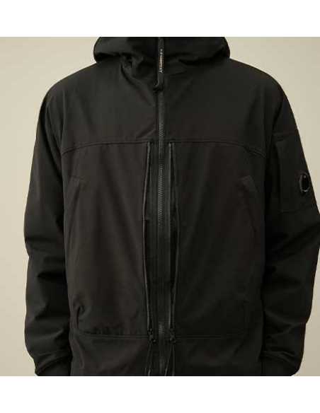 Veste Shell-R À Capuche Noire C.P Company Homme présentée portée zoom de face | Toulouse Soulery