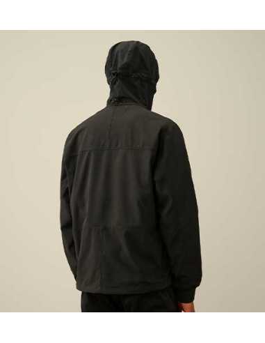 Veste Shell-R À Capuche Noire C.P Company Homme présentée portée de dos | Toulouse Soulery Veste Shell-R À Capuche Noire C.P Company Homme présentée portée de dos | Toulouse Soulery