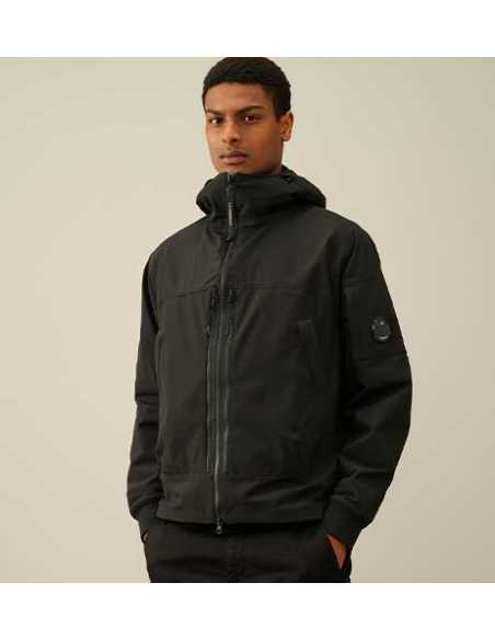 Veste Shell-R À Capuche Noire C.P Company Homme présentée portée de face | Toulouse Soulery