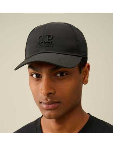 Casquette Chrome-R Logo Noire C.P Company présentée portée de face | Toulouse Soulery Casquette Chrome-R Logo Noire C.P Company présentée portée de face | Toulouse Soulery