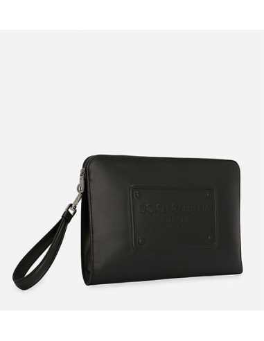 Grande Pochette En Cuir De Veau À Logo En Relief Noire Dolce & Gabbana présentée de 3/4 | Toulouse Soulery Grande Pochette En Cuir De Veau À Logo En Relief Noire Dolce & Gabbana présentée de 3/4 | Toulouse Soulery