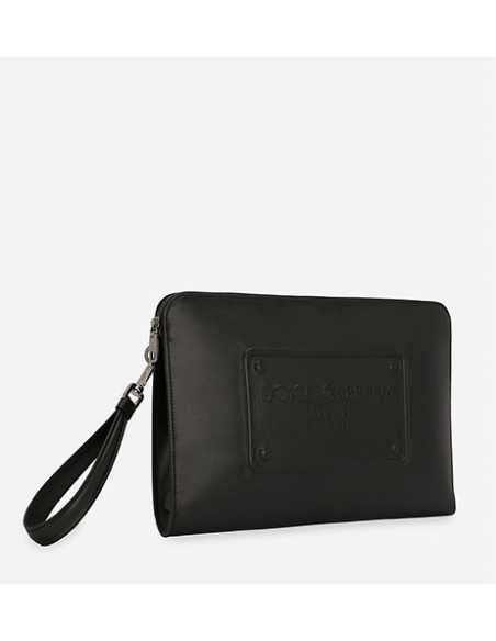 Grande Pochette En Cuir De Veau À Logo En Relief Noire Dolce & Gabbana présentée de 3/4 | Toulouse Soulery