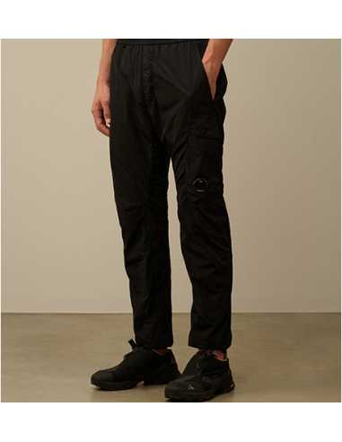 Chrome-R Track Pants Noir CP Company Homme présenté porté de face| Toulouse Soulery Chrome-R Track Pants Noir CP Company Homme présenté porté de face| Toulouse Soulery