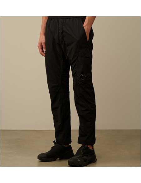 Chrome-R Track Pants Noir CP Company Homme présenté porté de face| Toulouse Soulery