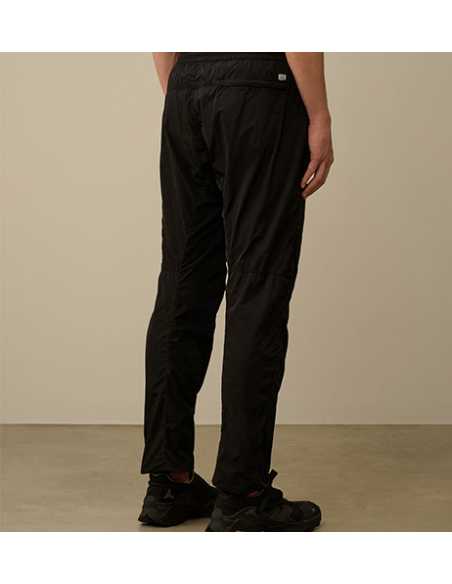 Chrome-R Track Pants Noir CP Company Homme présenté porté de dos| Toulouse Soulery