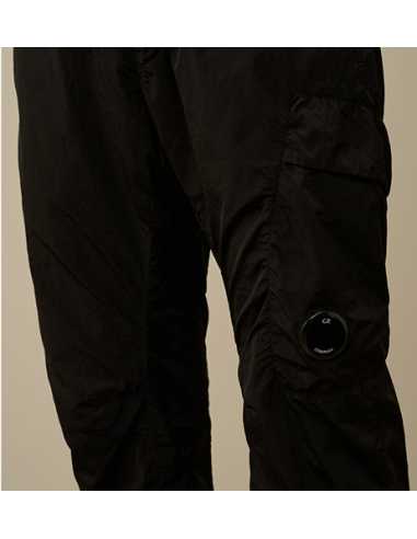 Chrome-R Track Pants Noir CP Company Homme présenté porté avec les détails | Toulouse Soulery Chrome-R Track Pants Noir CP Company Homme présenté porté avec les détails | Toulouse Soulery