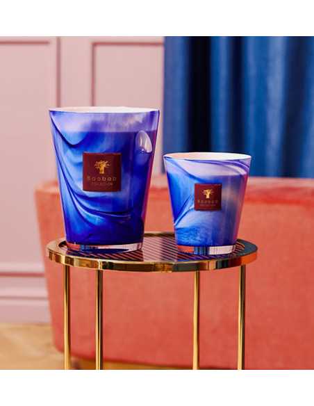 Bougie Parfumée Atlas Majorelle en verre bleu et cire prune allumée| Toulouse Soulery