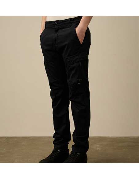 Pantalon cargo ergonomique en satin extensible C.P. Company présenté porté de face| Toulouse Soulery