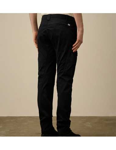 Pantalon cargo ergonomique en satin extensible C.P. Company présenté porté de dos| Toulouse Soulery
