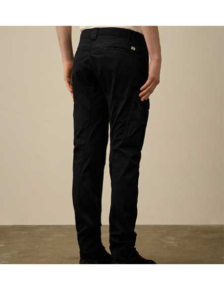 Pantalon cargo ergonomique en satin extensible C.P. Company présenté porté de dos| Toulouse Soulery