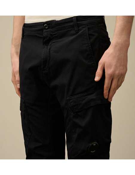 Pantalon cargo ergonomique en satin extensible C.P. Company zoom logo| Toulouse Soulery
