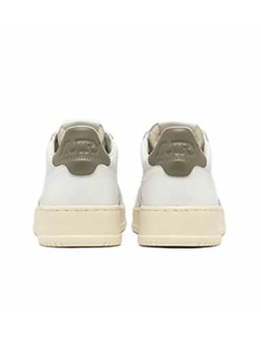 Baskets Medalist Low En Cuir Blanc Et Vert Militaire Autry, présentée du dos | Soulery Baskets Medalist Low En Cuir Blanc Et Vert Militaire Autry, présentée du dos | Soulery