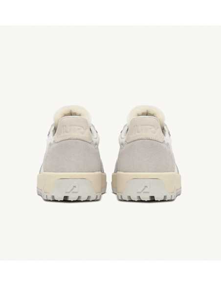Baskets Wildpace Low En Tissu Et Daim Blanc Et Marshmallow Autry pour Homme présenté de dos| Toulouse Soulery