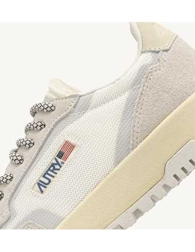 Baskets Wildpace Low En Tissu Et Daim Blanc Et Marshmallow Autry pour Homme présenté avec les détails| Toulouse Soulery