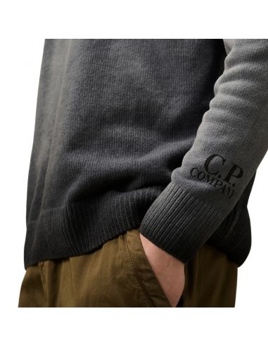 Pull Col Rond En Coton Chenille Total Eclipse Bleu CP Company, zoom sur le logo| Soulery Toulouse