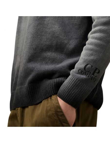 Pull Col Rond En Coton Chenille Total Eclipse Bleu CP Company, zoom sur le logo| Soulery Toulouse