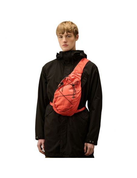 Crossbody Rucksack Poinciana C.P. Company présenté de face porté｜Soulery Toulouse
