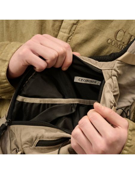 Crossbody Rucksack Vintage Kaki C.P. Company présenté ouvert｜Soulery Toulouse