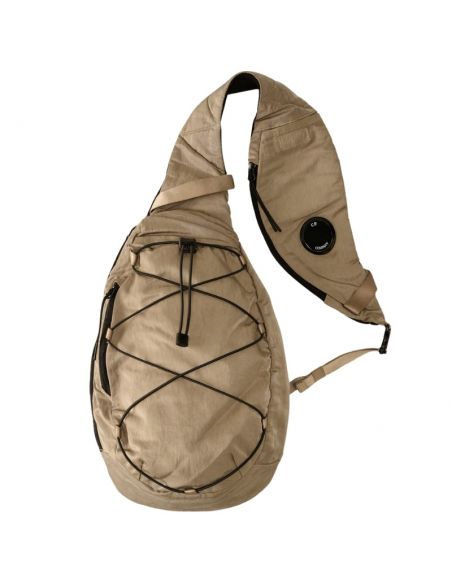 Crossbody Rucksack Vintage Kaki C.P. Company présenté de face｜Soulery Toulouse