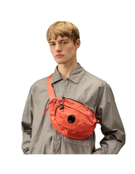 Crossbody Pack Poinciana C.P. Company présenté de face porté｜Soulery Toulouse