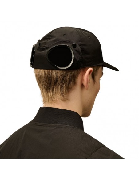 Casquette Chrome-R Goggle Noire C.P. Company présentée de dos portée｜Soulery Toulouse