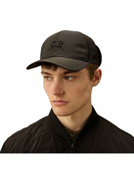Casquette Chrome-R Goggle Noire C.P. Company présentée de face portée｜Soulery Toulouse
