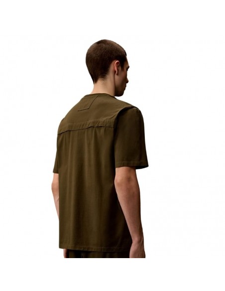 Tee-Shirt Jersey Metropolis Chest Logo Ivy Green C.P. Company présenté de dos porté｜Soulery Toulouse