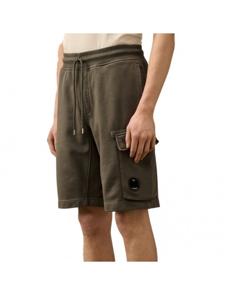 Short Cargo Diagonal Fleece Smoked Pearl C.P. Company présenté de face porté｜Soulery Toulouse