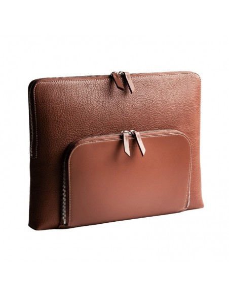 Pochette Ordinateur Anna Cuir Grainé Cognac Lundi présenté de face｜Soulery Toulouse