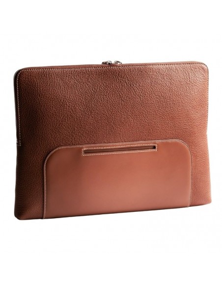 Pochette Ordinateur Anna Cuir Grainé Cognac Lundi présenté de dos｜Soulery Toulouse