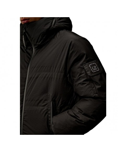 Doudoune À Capuche Pertex® De La Série Metropolis Noire C.P. Company, zoom sur le logo｜Boutique Homme Toulouse