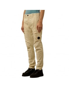 Pantalon Cargo Ergonomique En Satin Extensible Beige C.P. Company, présenté porté de face｜Magasin Homme Toulouse