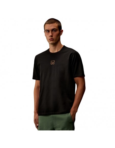 T-shirt Graphique Jersey De La Série Metropolis Noir C.P. Company, présenté porté de face ｜Boutique Homme Toulouse