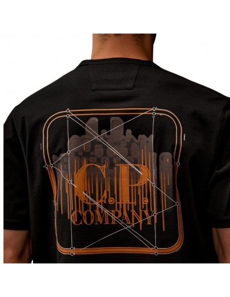 T-shirt Graphique Jersey De La Série Metropolis Noir C.P. Company, présenté porté de dos ｜Boutique Homme Toulouse