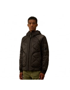 Veste Matelassée À Capuche Avec Doublure Noire C.P. Company présentée portée de face｜Boutique Homme Toulouse