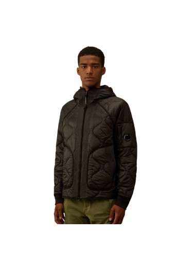 Veste Matelassée À Capuche Avec Doublure Noire C.P. Company présentée portée de face｜Boutique Homme Toulouse