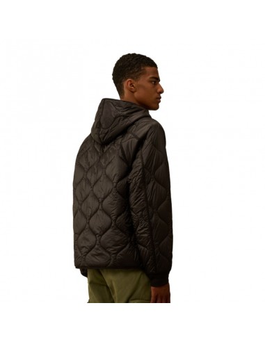 Veste Matelassée À Capuche Avec Doublure Noire C.P. Company présentée portée de dos｜Boutique Homme Toulouse