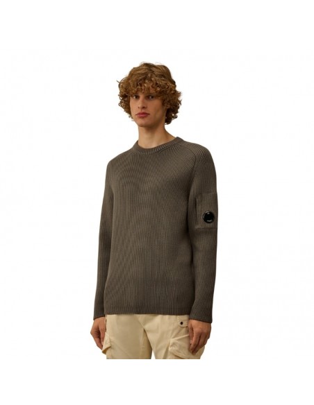 Pull Ras Du Cou Côtelé À Lentilles Gunmetal Gris C.P. Company présenté porté de face｜Boutique Homme Toulouse