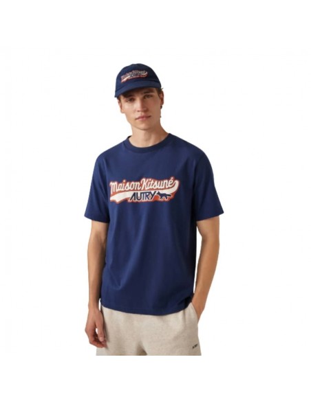 Tee Shirt Avec Logo Autry 'Maison Kitsuné' Unisex Autry présenté porté de face par une homme｜Boutique Homme Toulouse