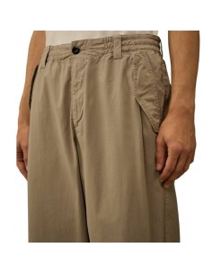 Pantalon Ample Microreps Beige Homme C.P. Company présenté porté de face｜Boutique Homme Toulouse