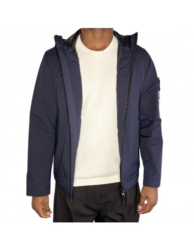 Soft Shell-R E.Dye® Technology With PrimaLoft® Navy Homme Stone Island présentée portée de face｜Magasin Homme Toulouse