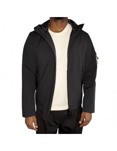 Soft Shell-R_E.Dye® Technology With PrimaLoft® Noire Homme Stone Island présentée portée de face｜Magasin Homme Toulouse