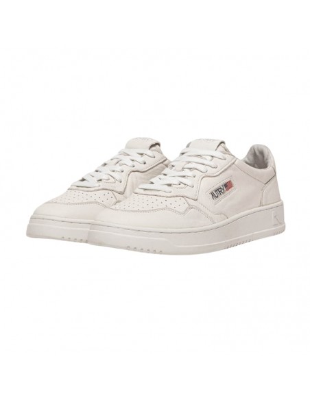 Sneaker Medalist Low White Homme Autry présentée portée de paire｜Magasin Homme Toulouse